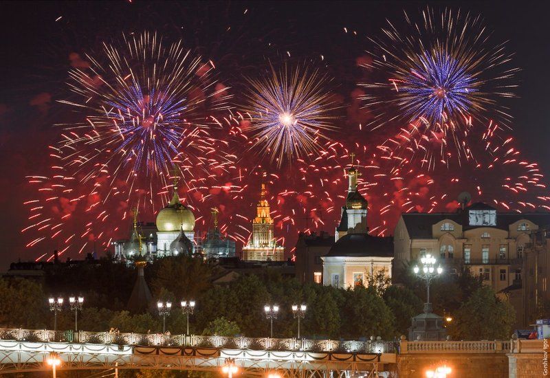 Взрывы, Вспышки, Город, Купола, Мгу, Москва, Мост, Ночь, Огни, Огонь, Пейзаж, Салют, Собор, Университет, Фейерверк, Фестиваль, Фонтаны, Храм, Цветы Московский фестиваль фейерверков фото превью