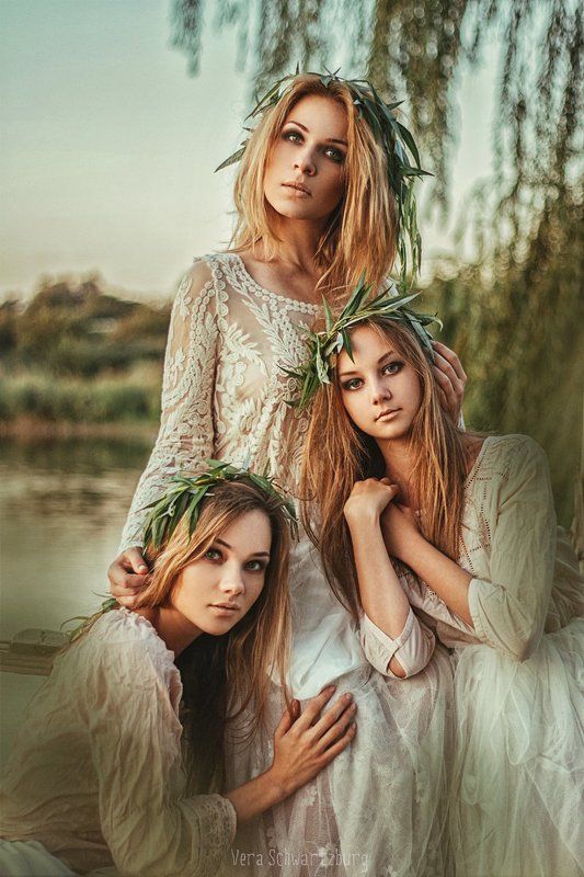 девушки, трио, озеро, вода, ива, сказка, лето, закат Дочери болотного царя фото превью