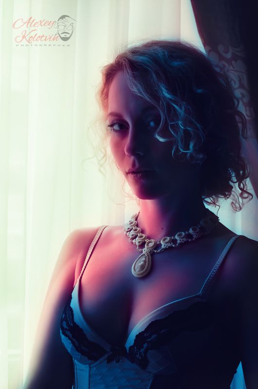 Девушка у окна фото превью