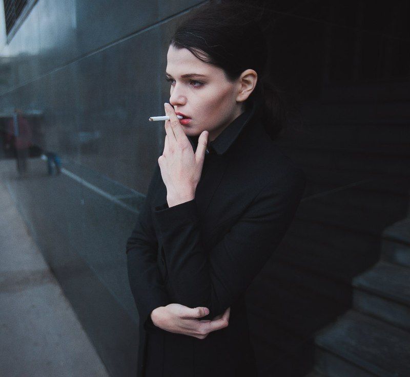 девушка, курит, пальто, свет, композиция, отражение, линии, лестница Катя фото превью