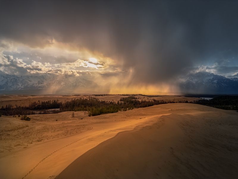Чарская пустыня, Чара, пейзаж, дождь, пустыня, горы, Забайкалье, бархан, песок, дронофото, aerial, landscape, desert Буря в пустыне фото превью