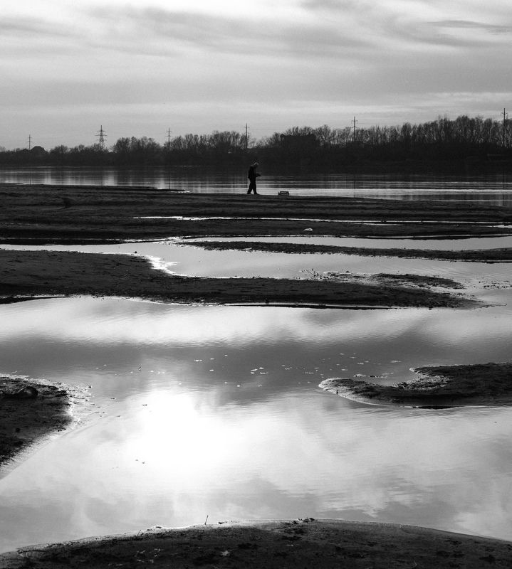 река, песок, чб, стрит, рыбак Песчаные полосы фото превью