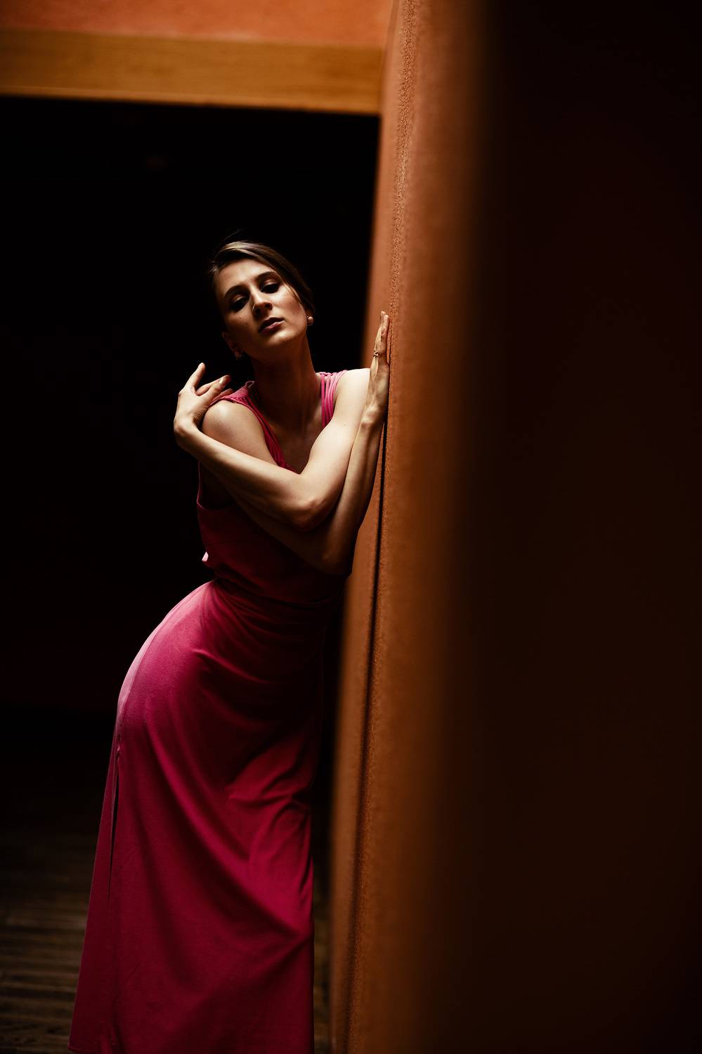 молодая девушка, отель, коридор, геометрия, Плешков Алексей