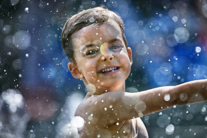 уличный детский портрет, лето, дети и фонтаны, дети у воды, стрит фото Фонтанное настроение фото превью