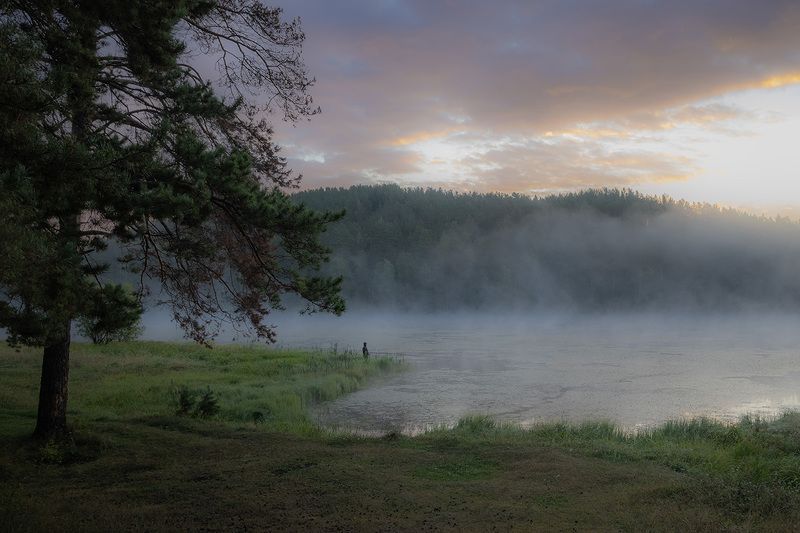 пруд рассвет утро рыбак туман  фото превью