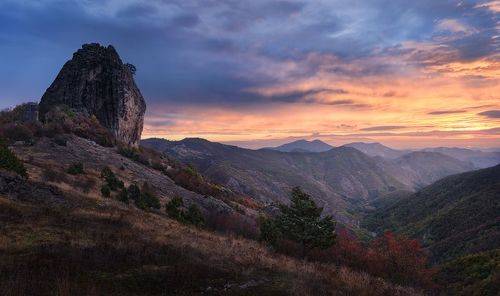 Сарыкая (Желтая скала) в Родопах / Sarikaya (Yellow rock) in the Rhodope Mountains