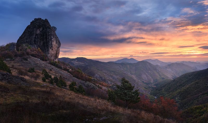 болгария, родопы, утро, вечер, закат, восход, лес, природа, горы, скалы, холм, холмы, природный парк, bulgaria, rhodope, mountains, sunset, sunrise, forest, morning, evening, wood, hill, hills, mountain, rock, rocks Сарыкая (Желтая скала) в Родопах / Sarikaya (Yellow rock) in the Rhodope Mountains фото превью