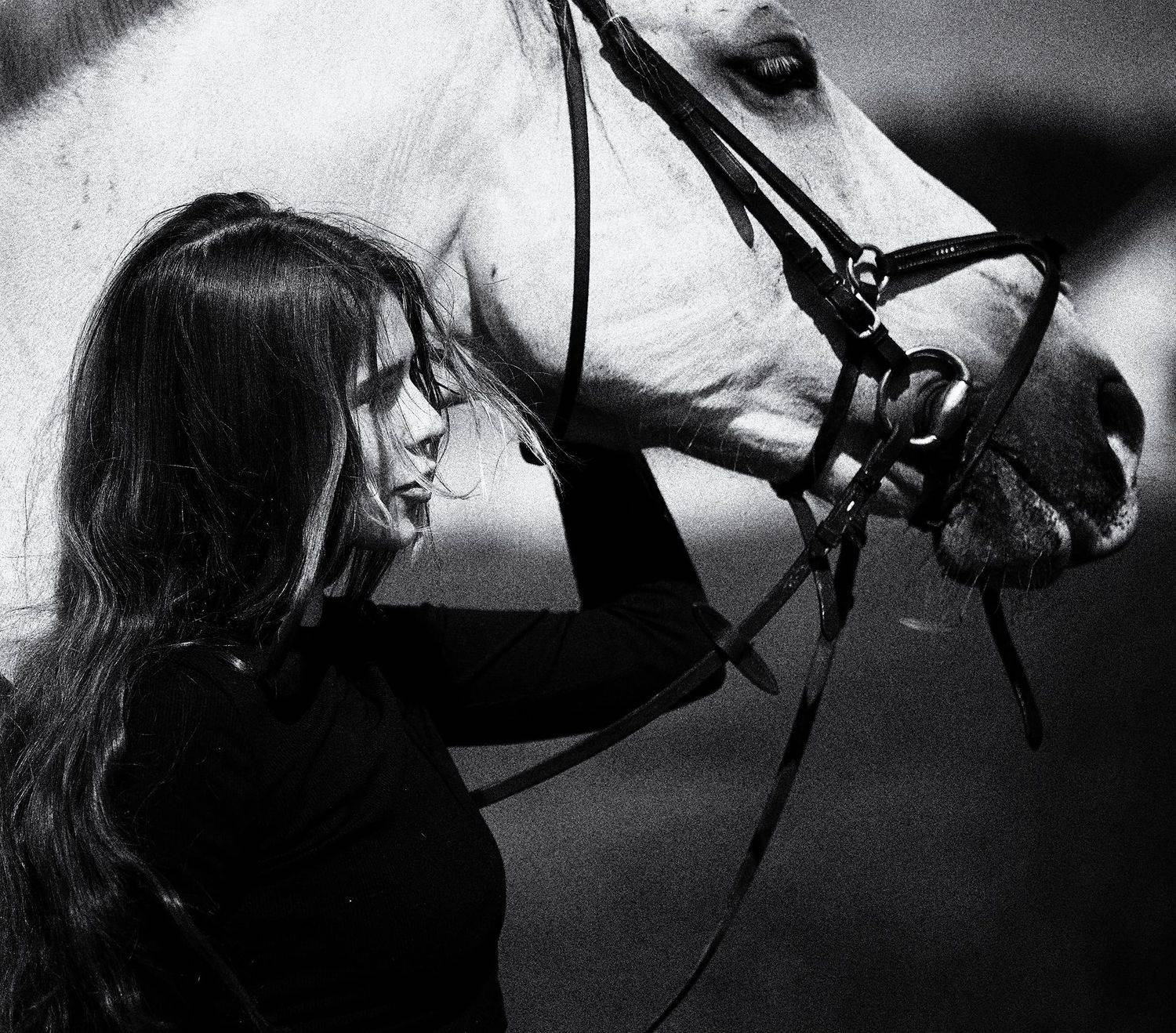 девушка и лошадь, белая лошадь, Наталья Новикова