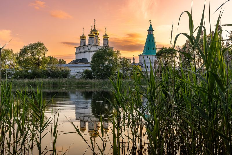 Закат у монастыря фото превью