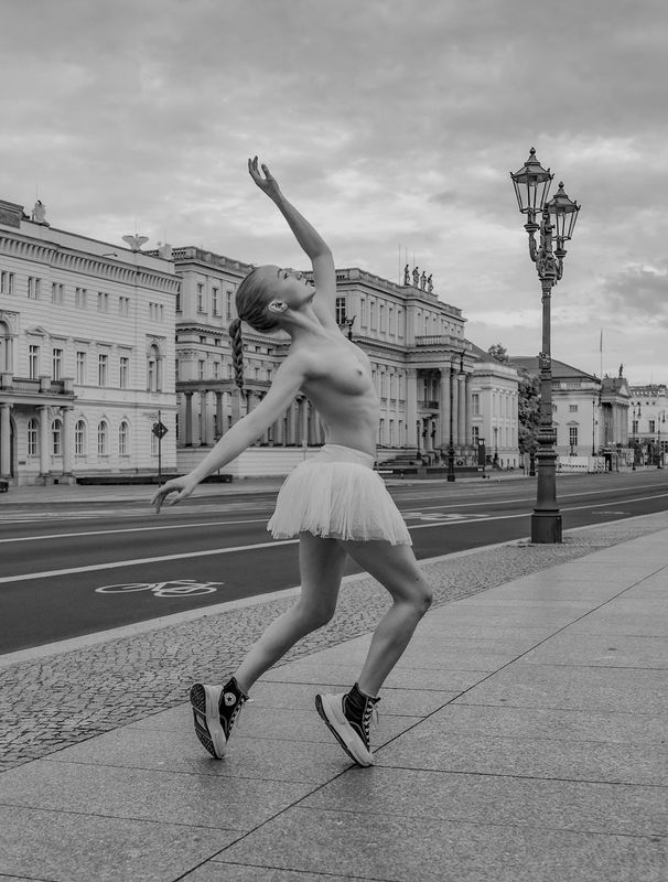 Dance of the lonely streets фото превью