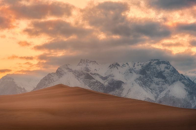 Чарская пустыня, Чара, пейзаж, mountains, Кодар, пустыня, горы, Забайкалье, бархан, песок, landscape, desert Закатный бархан фото превью