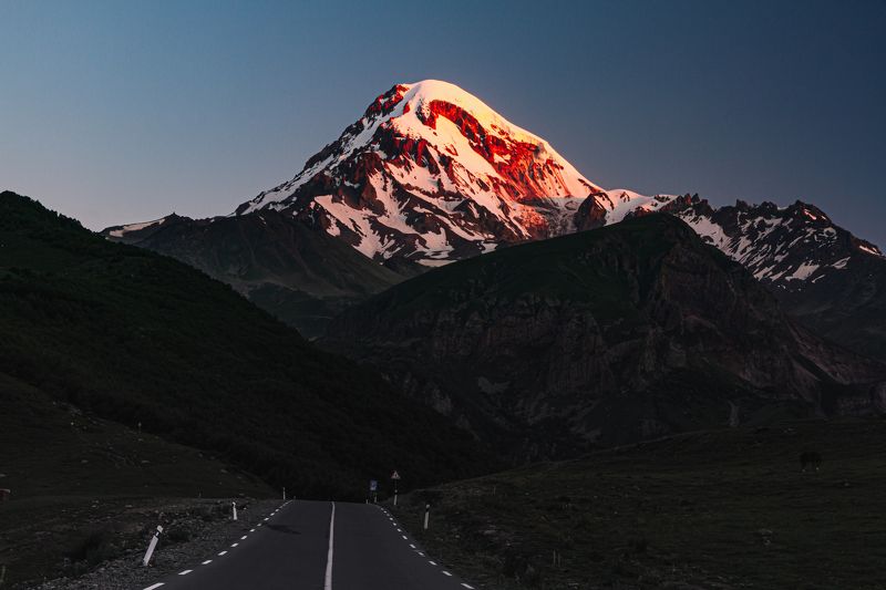 грузия, пейзаж, рассвет, казбек, гора, дорога, вулкан, степанцминда, вершина, georgia, travel, kazbegi, nature, sunrise, mountains, caucas. road Kazbeg фото превью