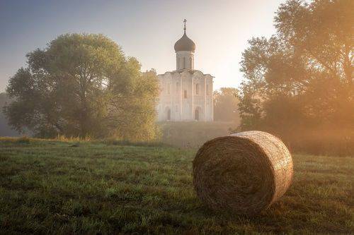 Утро у храма Покрова