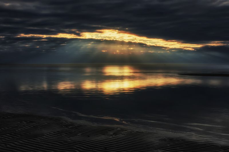 Засветился сквозь тучи закат фото превью