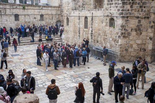 У храма Гроба Господнего