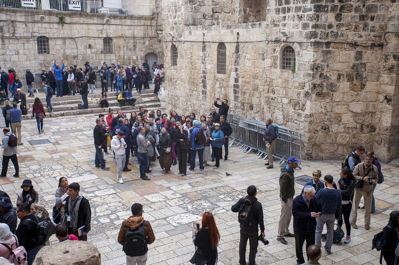 храм, люди, Израиль, Иерусалим У храма Гроба Господнего фото превью