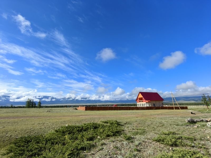 природа,алтай,горы,небо,облака,лето,домик Яркий домик фото превью