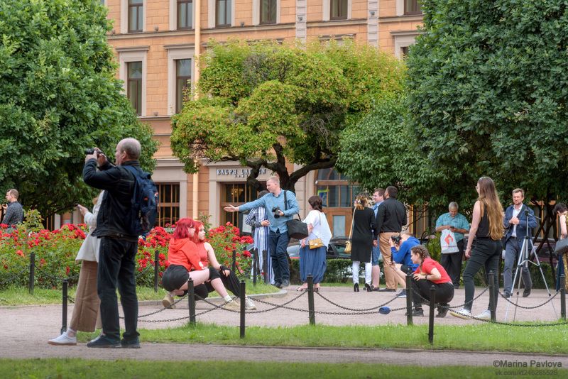 город, санкт-петербург, исаакиевский сквер, стрит фото, репортаж, уличная фотография, люди, фотографы, день фотографии В Исаакиевском сквере. Со всемирным днём фотографии! фото превью