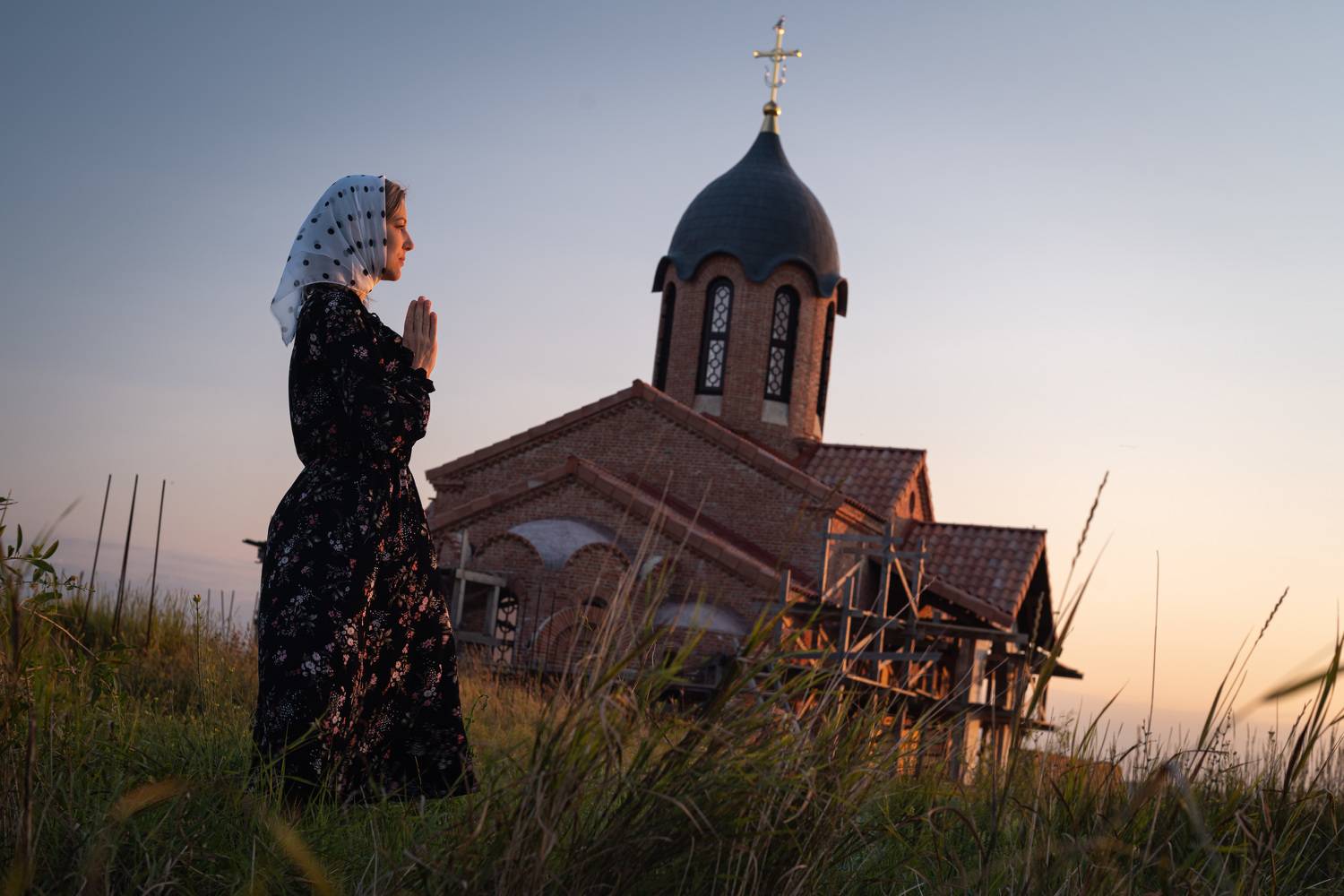 лето, вечер, храм, церковь, православие, девушка, молитва, откровение, спокойствие, свято-георгиевский катерлезский женский монастырь, история, возрождение, керчь, крым, россия, Щербак Анатолий