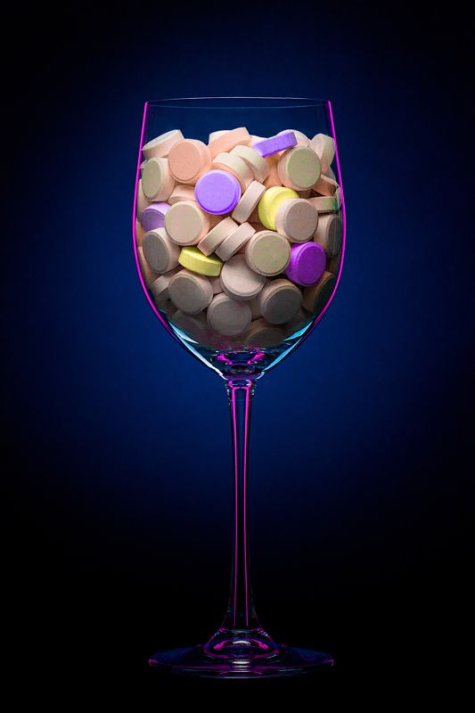 таблетки, бокал, предметы *** фото превью