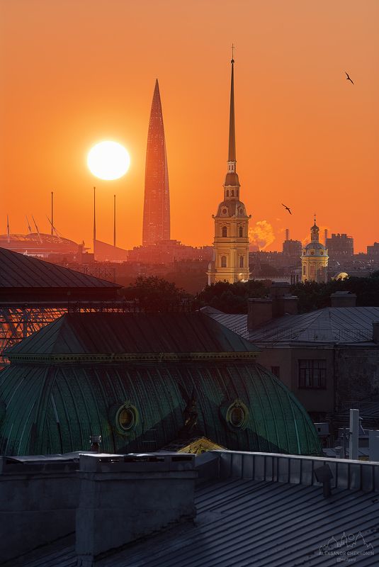 Изумрудная крыша и янтарный закат фото превью