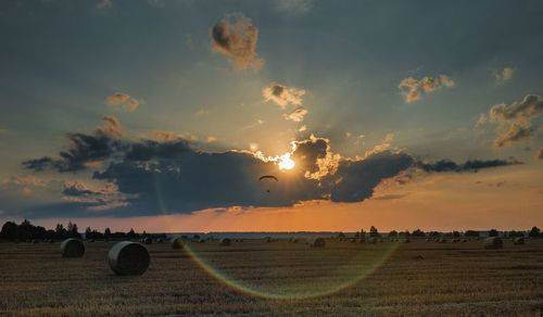 Где-то... на закате...летит...параплан....