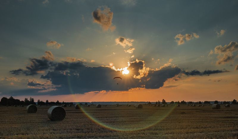 Где-то... на закате...летит...параплан.... фото превью