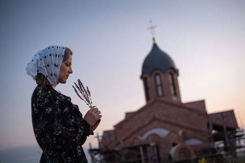 Думы у храма.