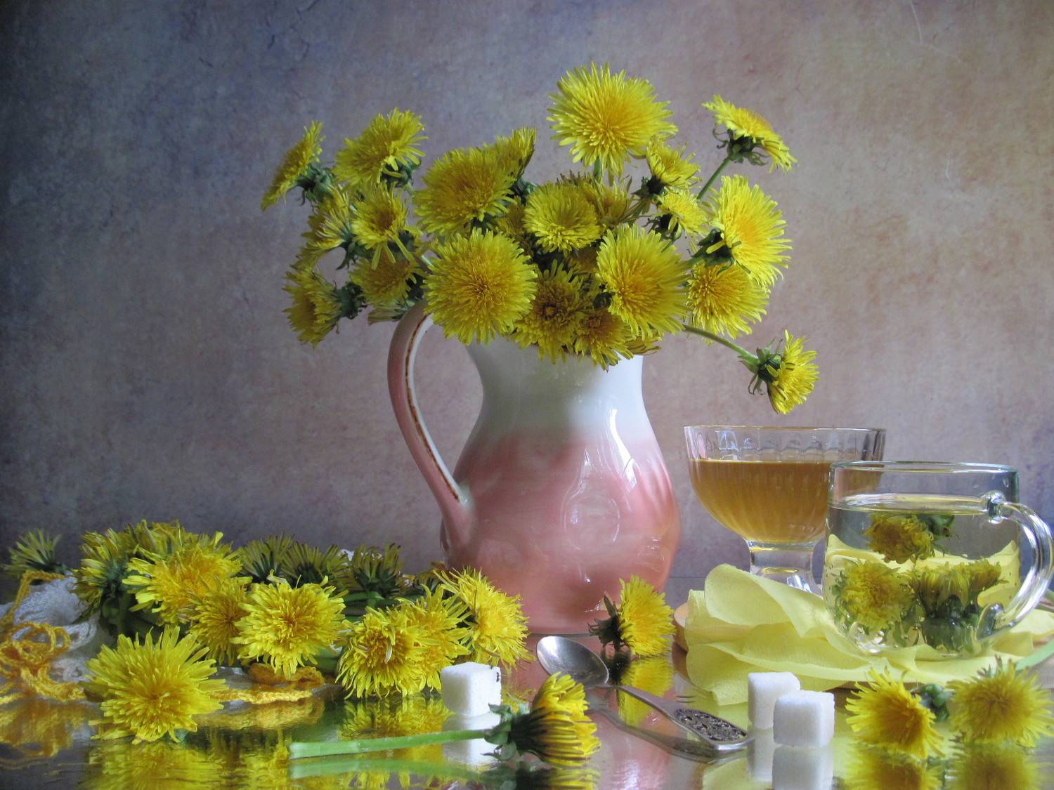 одуванчики, кувшин, кружка, креманка, кухонная доска, ложка, салфетки, сахар, Наталия Тихомирова