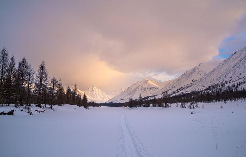 Южно-Муйский хребет, горы, зима, снег, лыжи В горах Южно-Муйского хребта фото превью