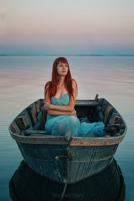 море, девушка, лодка, закат, рыжие Наедине с морем фото превью