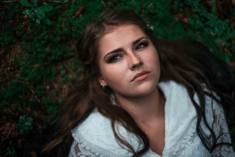 девушка, лежит, мох, зелень, взгляд, глаза, белое, платье Женя фото превью