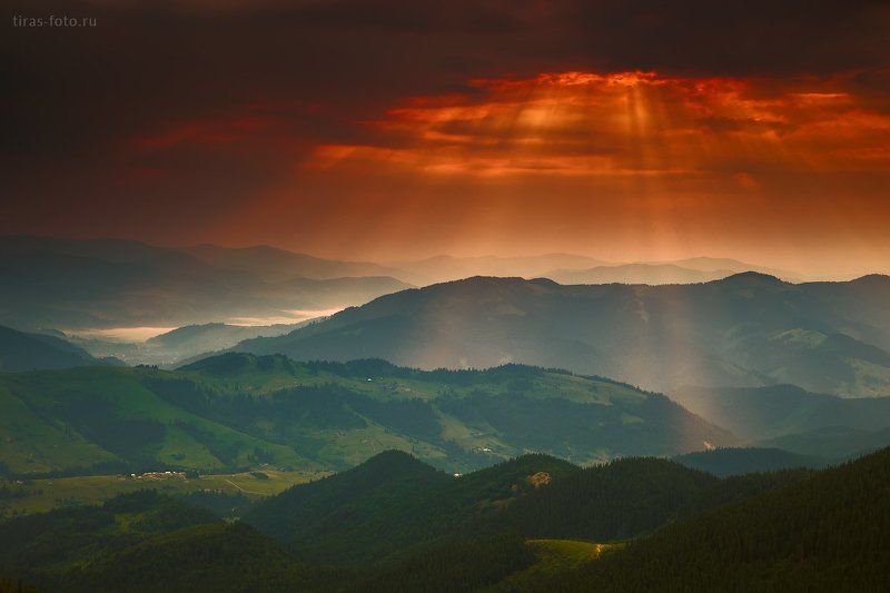 Карпаты, горы, облака, лето, лучи, туман Светануло фото превью