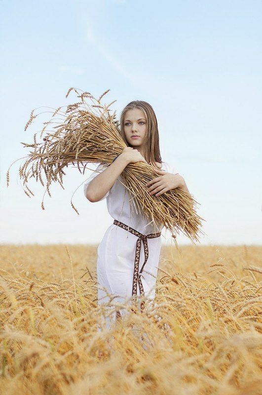 Девушка с пшеницей фото превью