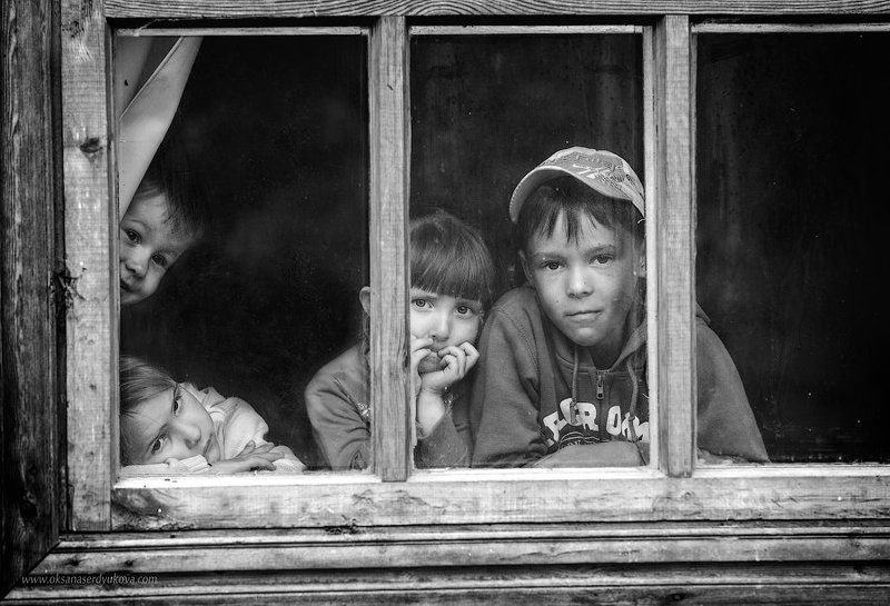 дети,утро,деревня,черно-белое,портрет В окне фото превью