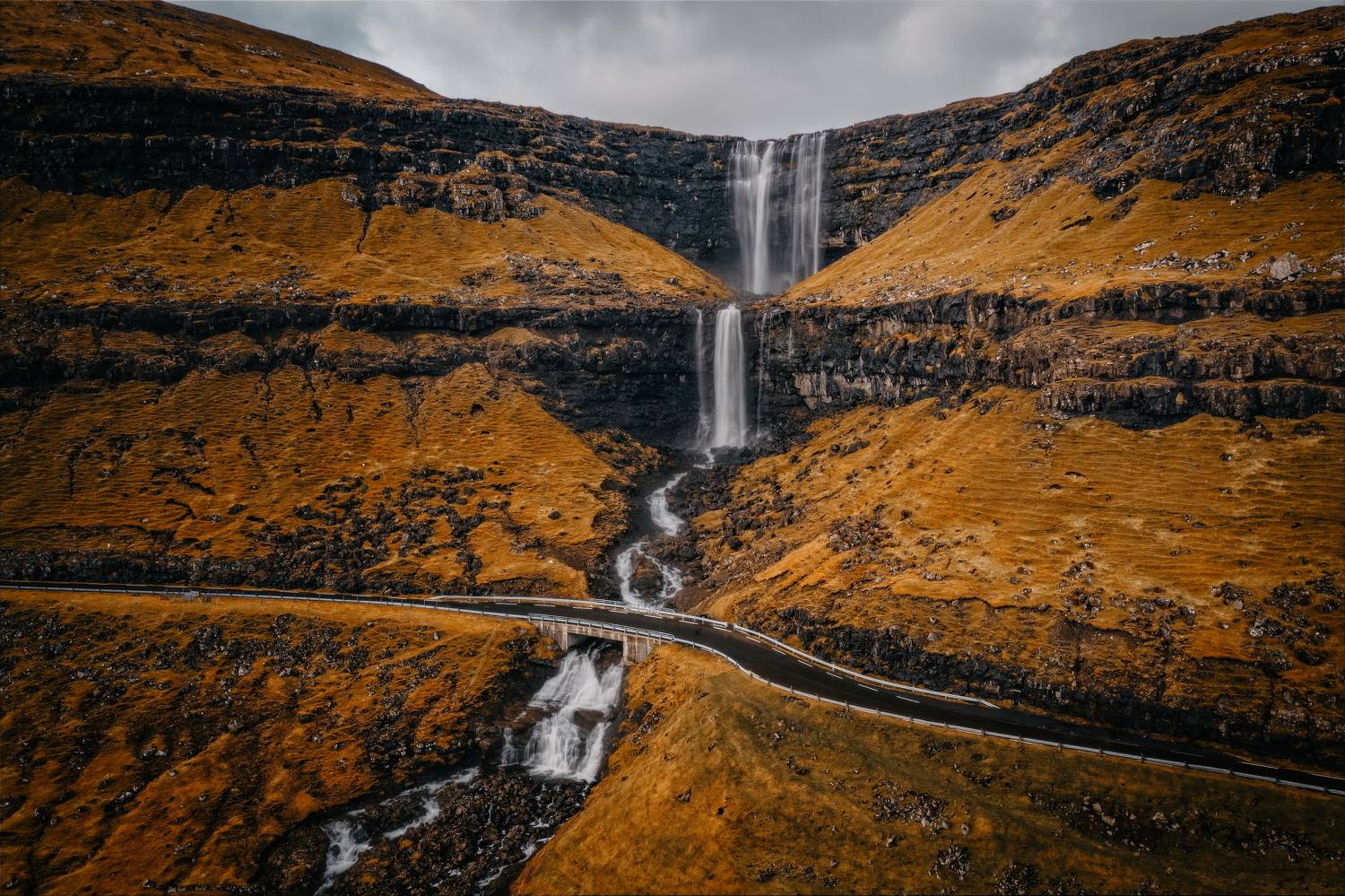 waterfall, fossa, denmark, faroe islands, streymoy, atlantic ocean, november, autumn, dramatic, water, aerial, drone, mountains, аэрофотосъемка, атлантический океан, водопад, фареры, фарерские острова, дания, стреймой, остров, вода, горы, осень, ноябрь, Вовк Сергей