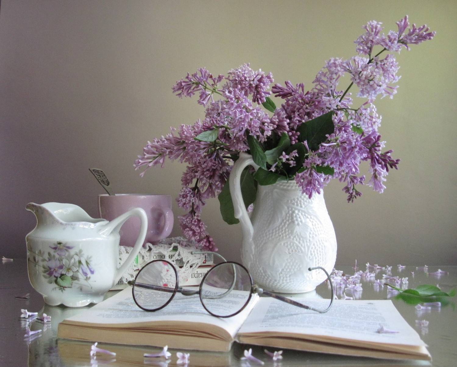сирень, книга, очки, кувшин, чашка, сливочник, винтаж, Наталия Тихомирова