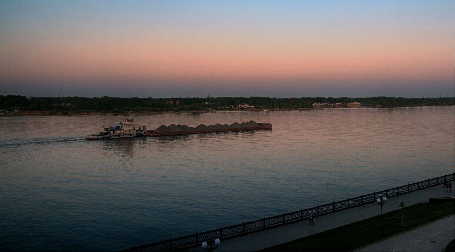 река баржа закат, Вера Петри