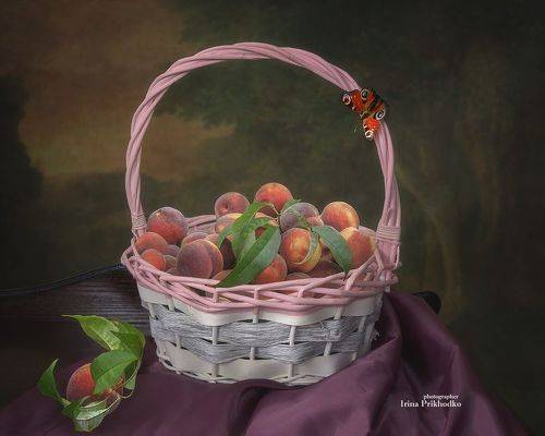 С корзиной персиков