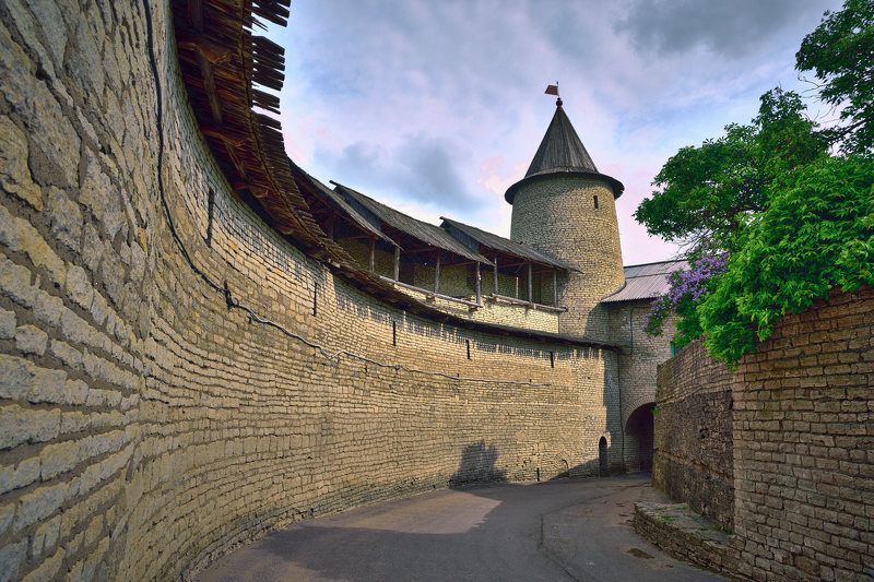 псков, кремль, кром, крепостная стена, улочка, Захаб Псковского Крома фото превью