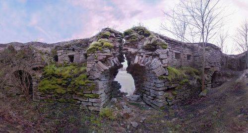 В старой крепости.