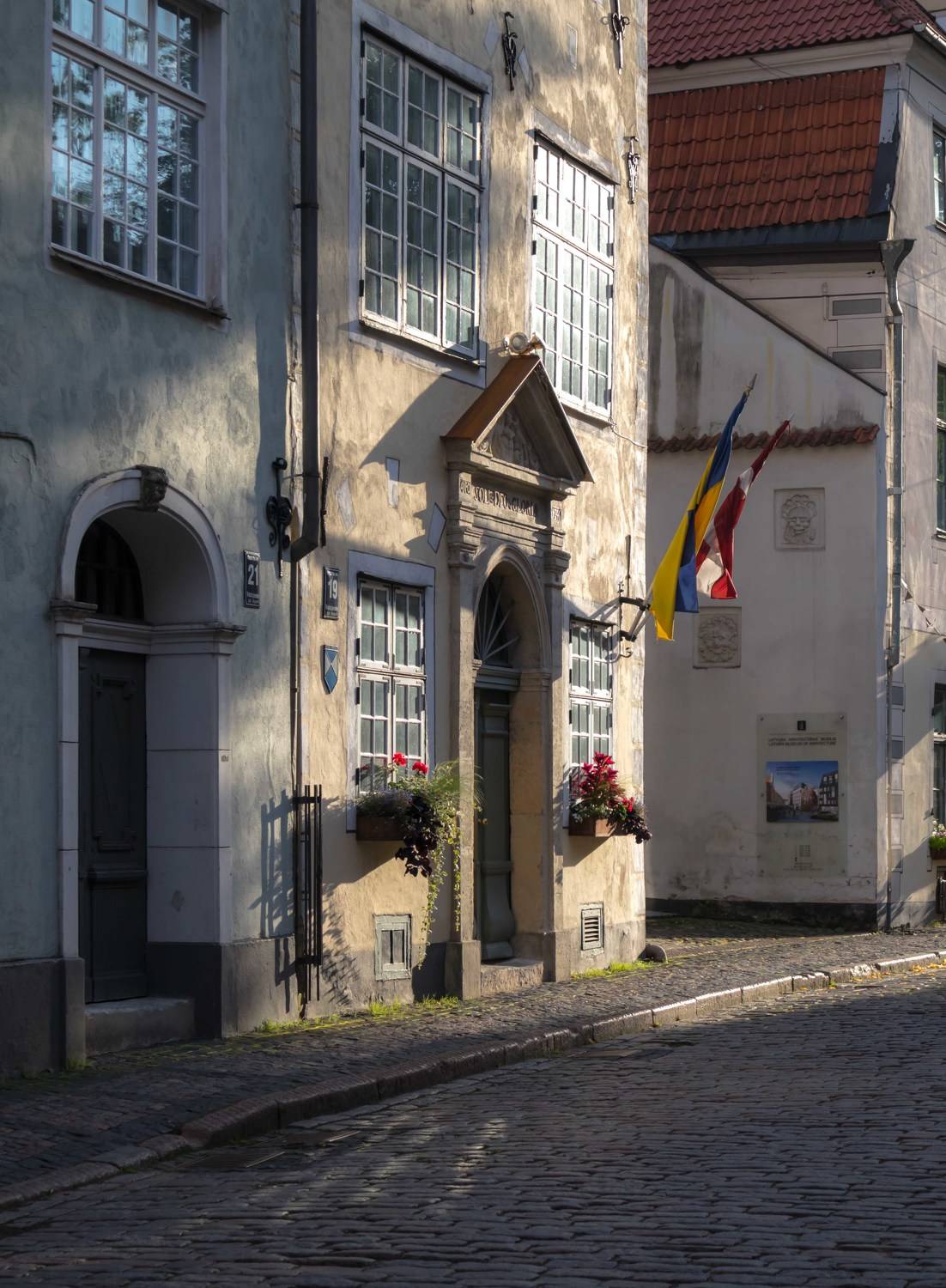 города,архитектура,европа,путешествия,вечер,дома,рига,латвия,цветы,три брата,, Антонина Яновска