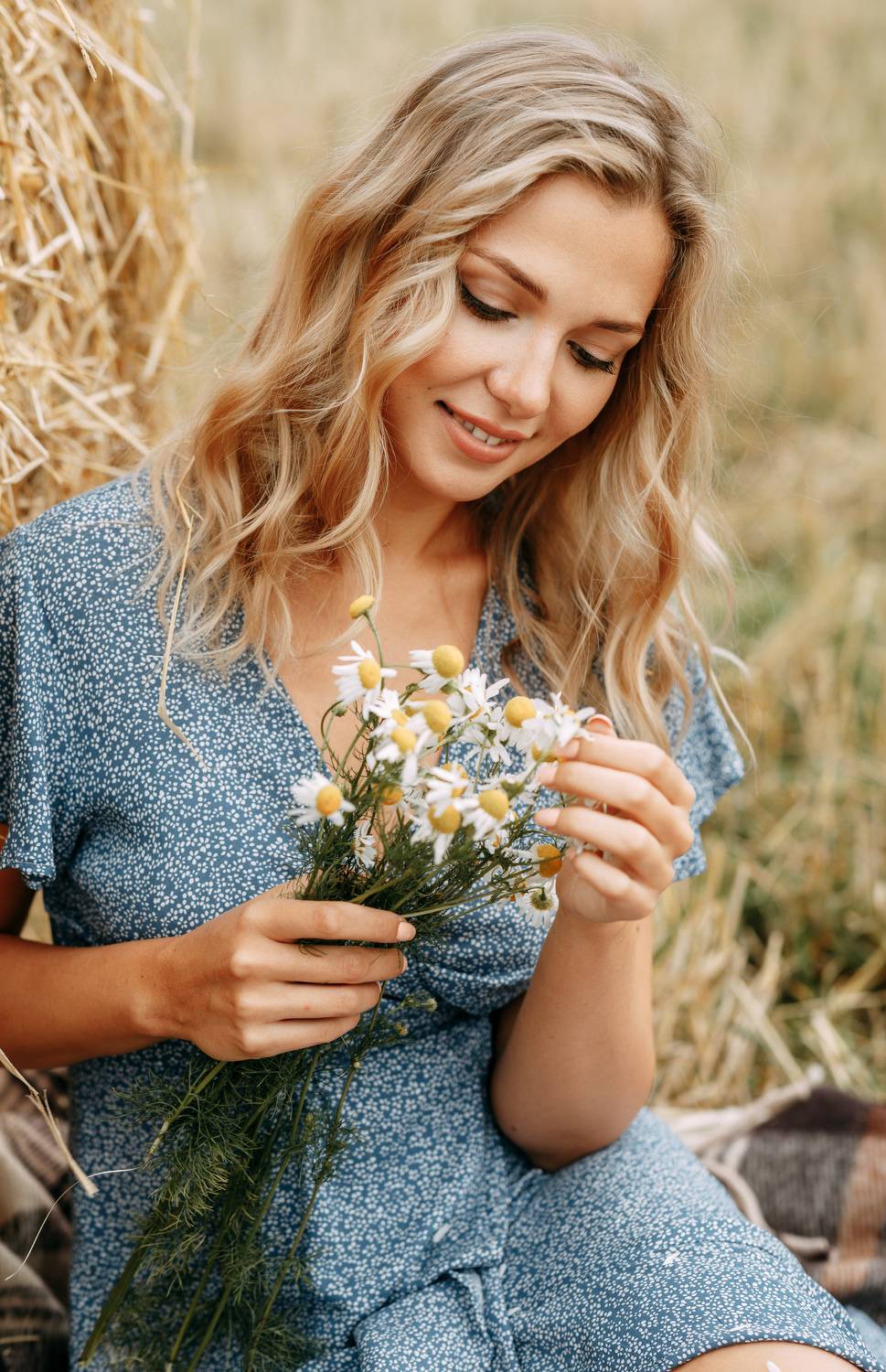 девушка, женственность, лето, сено, цветы, нежность, Плешков Алексей