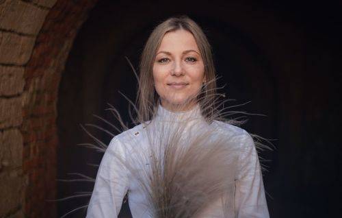 С букетом крымского ковыля.