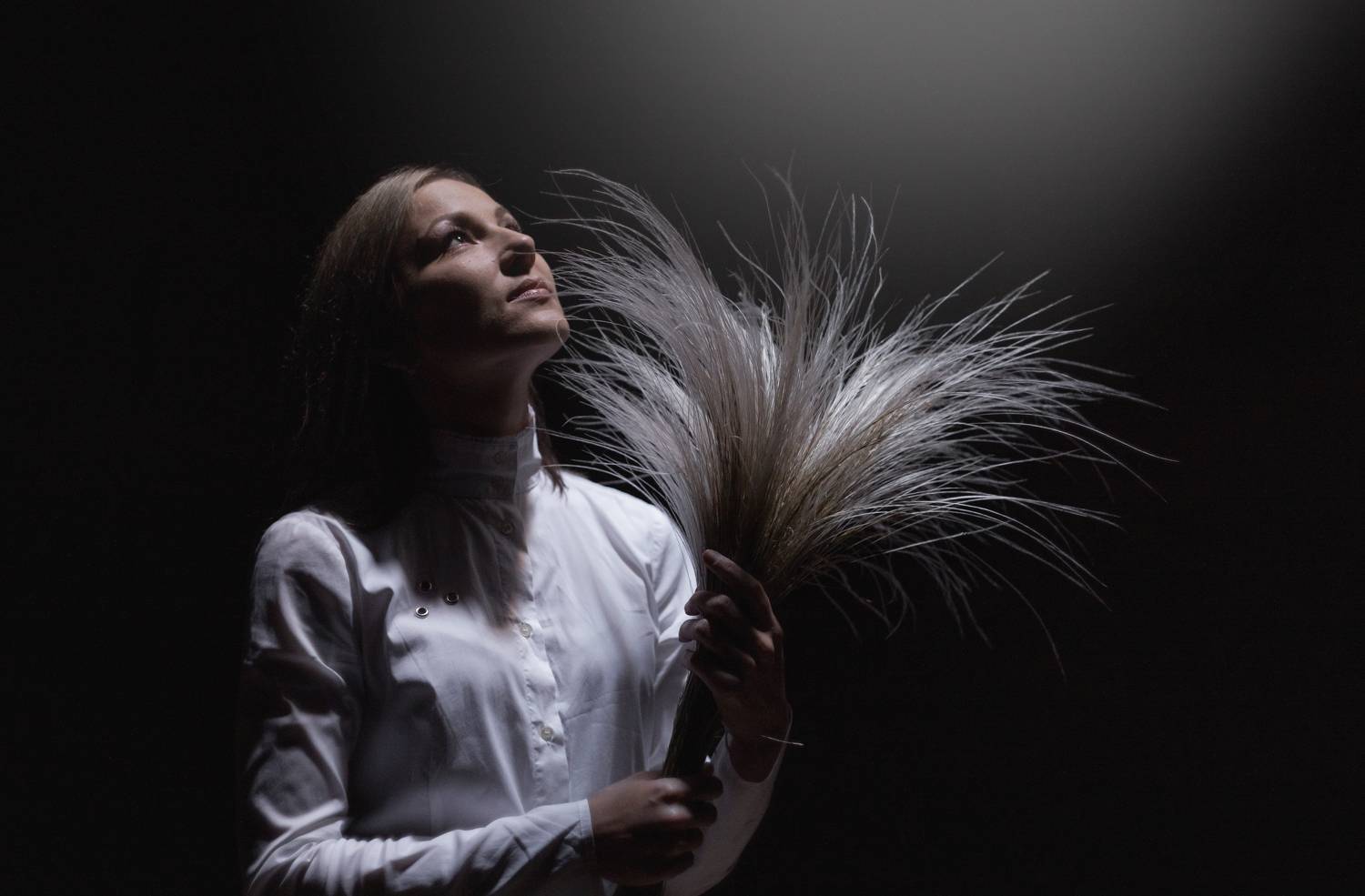 девушка, женщина, женский портрет, эмоциональный портрет, история, крепость, погреб, свет, тень, загадочность, тайна, букет, ковыль, керчь, крым, россия, Щербак Анатолий