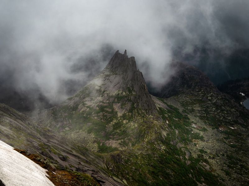 ергаки саяны треккинг парабола путешествие туризм горы сибирь горныйтуризм Затерянный мир. Скала Парабола в грозовых облаках вид с перевала Птицы. Западные Саяны. фото превью