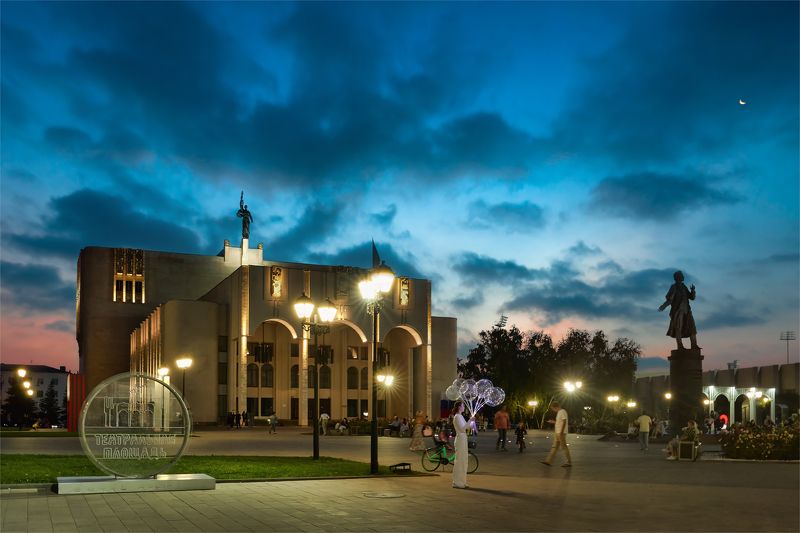 город, архитектура, курск, вечер, здание, памятник, театр, вечернее небо, закат Театральная площадь фото превью