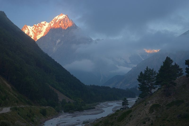 Рассвет в горах Кавказа фото превью