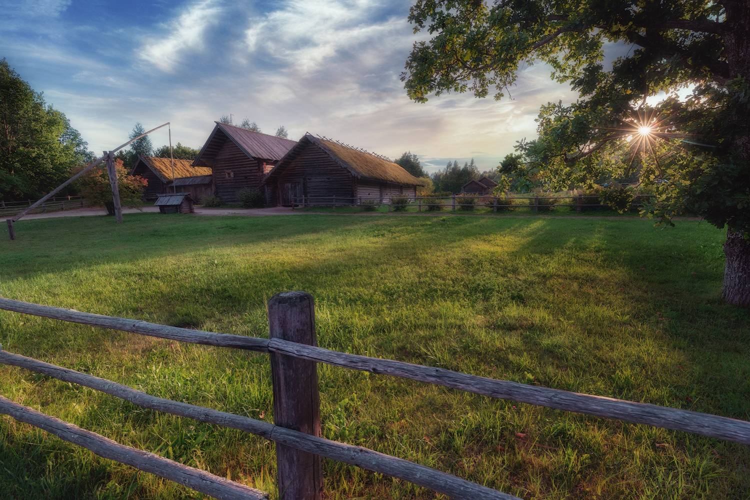 лето август дома изгородь михайловское солнце закат вечер, Константин Скороходов