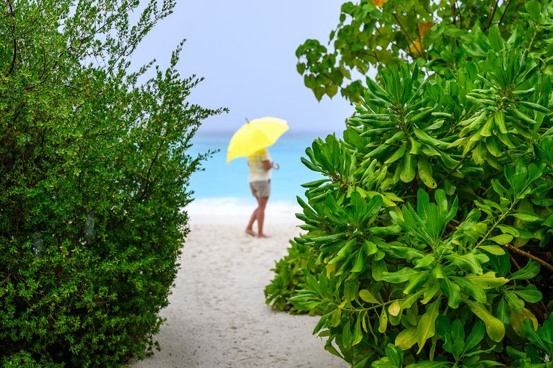 мальдивы Жёлтый зонт фото превью